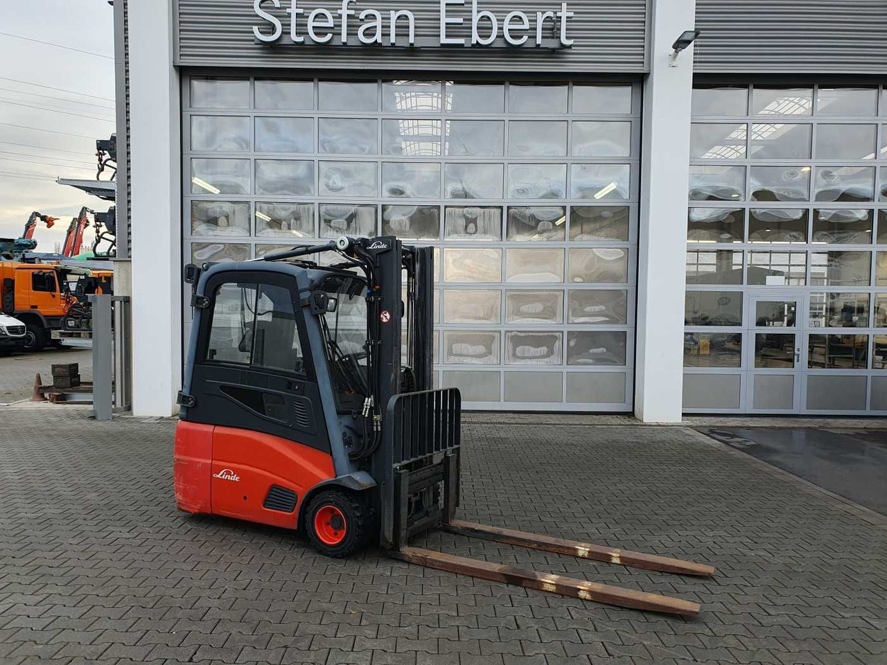 Linde E18 - 01 / Triplex: 4.50m! / SS / nur 5.672h! - Elektrický vysokozdvižný vozík: obrázek 1 Linde E18 - 01 / Triplex: 4.50m! / SS / nur 5.672h! - Elektrický vysokozdvižný vozík: obrázek 1