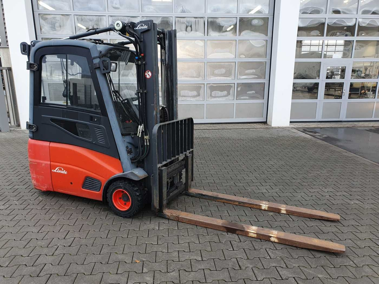 Linde E18 - 01 / Triplex: 4.50m! / SS / nur 5.672h! - Elektrický vysokozdvižný vozík: obrázek 2 Linde E18 - 01 / Triplex: 4.50m! / SS / nur 5.672h! - Elektrický vysokozdvižný vozík: obrázek 2