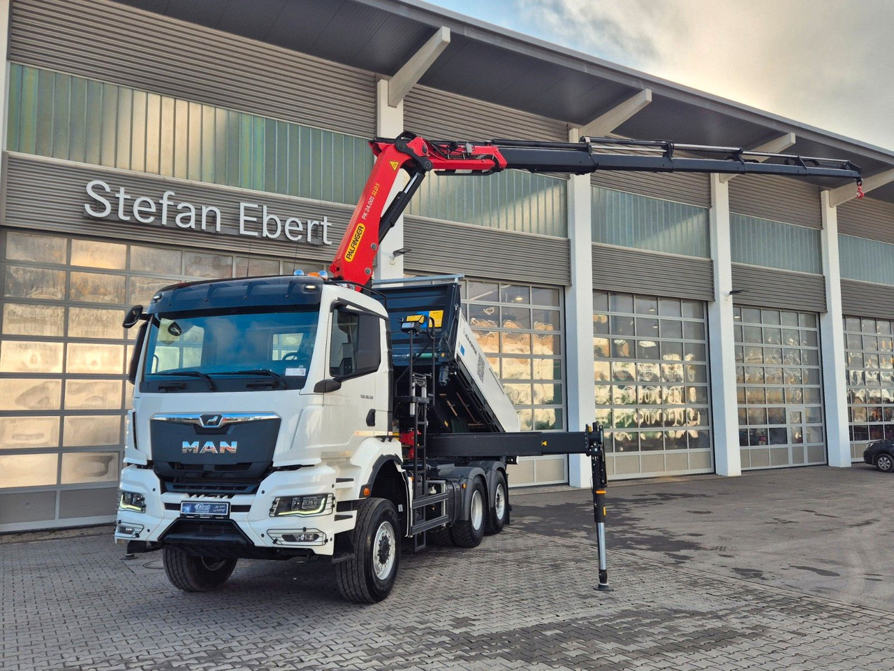 MAN TGS 28.510 6x4-4 BL Palfinger PK24.001 Funk AHK - Sklápěč, Auto s hydraulickou rukou: obrázek 1 MAN TGS 28.510 6x4-4 BL Palfinger PK24.001 Funk AHK - Sklápěč, Auto s hydraulickou rukou: obrázek 1