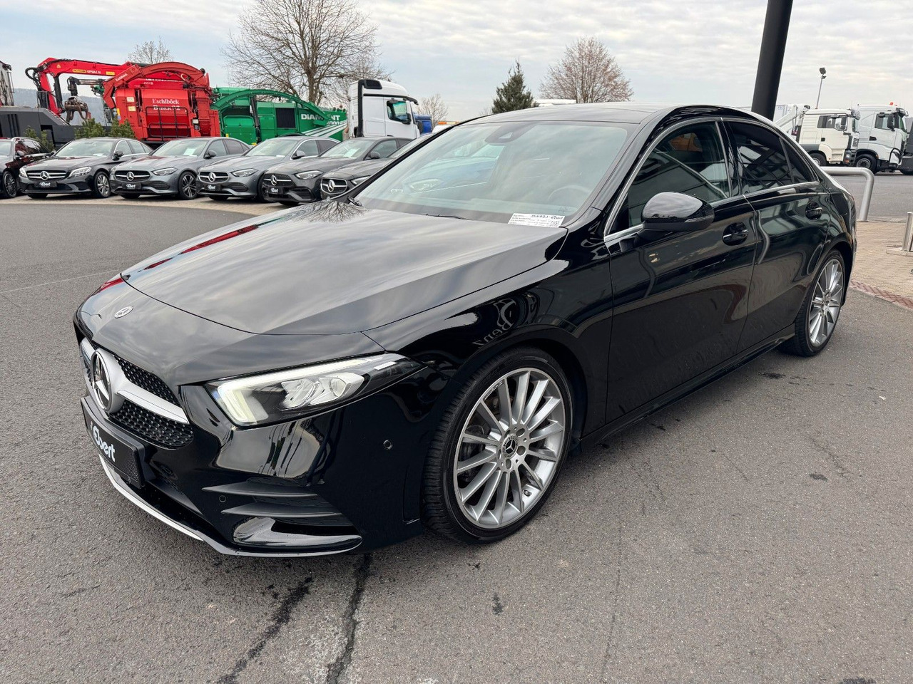 Mercedes-Benz A 200 AMG 19"+Ambiente+R-Kamera+Pano+LED+MBUX - Sedan: obrázek 2 Mercedes-Benz A 200 AMG 19"+Ambiente+R-Kamera+Pano+LED+MBUX - Sedan: obrázek 2