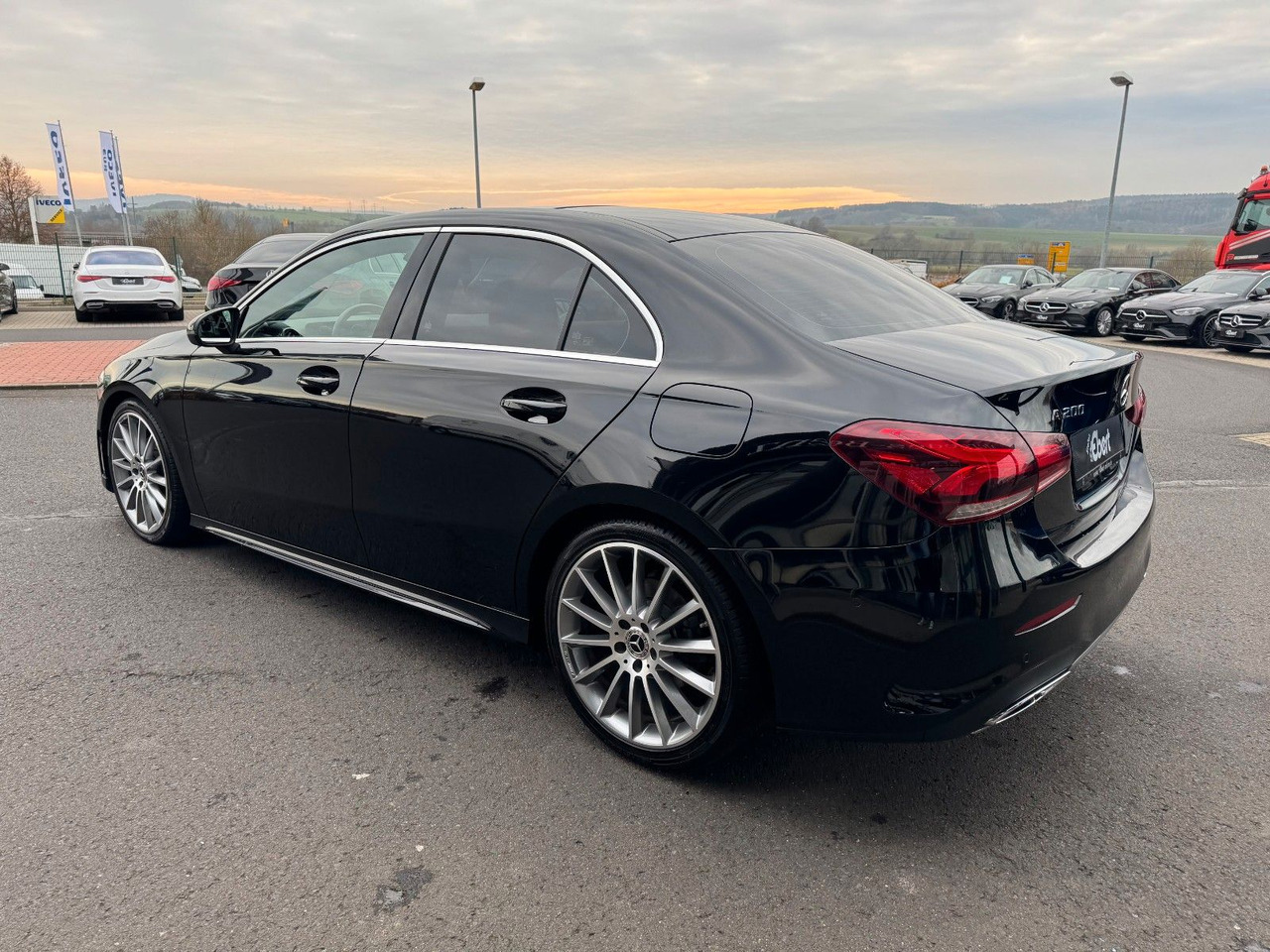 Mercedes-Benz A 200 AMG 19"+Ambiente+R-Kamera+Pano+LED+MBUX - Sedan: obrázek 3 Mercedes-Benz A 200 AMG 19"+Ambiente+R-Kamera+Pano+LED+MBUX - Sedan: obrázek 3