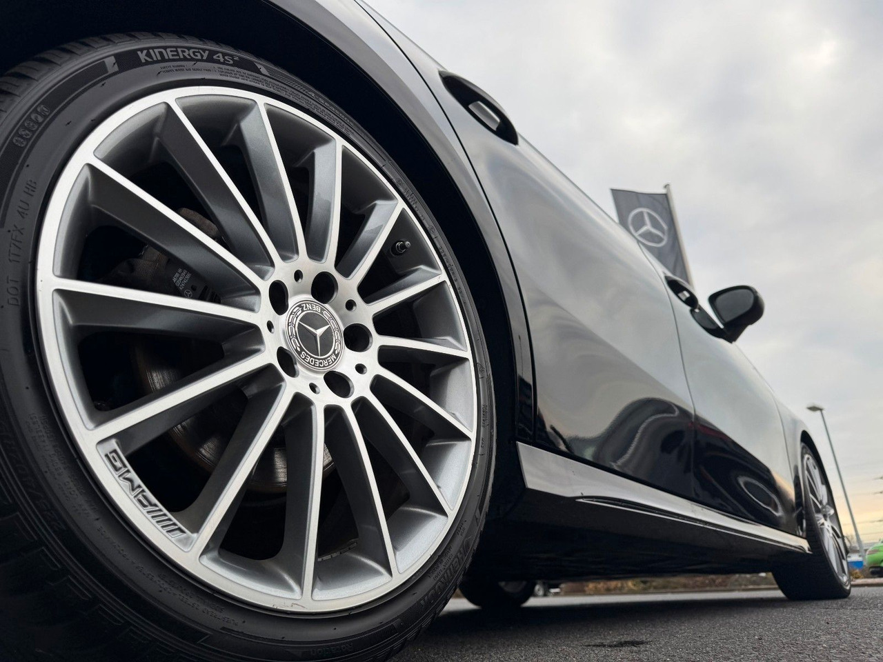 Mercedes-Benz A 200 AMG 19"+Ambiente+R-Kamera+Pano+LED+MBUX - Sedan: obrázek 5 Mercedes-Benz A 200 AMG 19"+Ambiente+R-Kamera+Pano+LED+MBUX - Sedan: obrázek 5