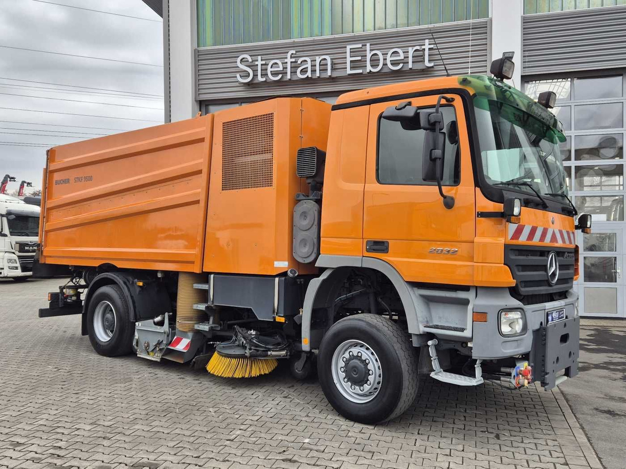 Mercedes-Benz Actros 2032 A 4x4 Bucher STKF 9500 Airport 30x - Zametací vůz: obrázek 4 Mercedes-Benz Actros 2032 A 4x4 Bucher STKF 9500 Airport 30x - Zametací vůz: obrázek 4