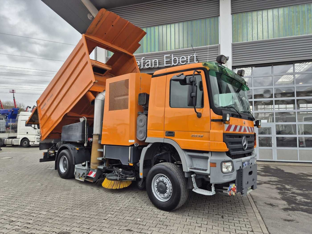 Mercedes-Benz Actros 2032 A 4x4 Bucher STKF 9500 Airport 30x - Zametací vůz: obrázek 2 Mercedes-Benz Actros 2032 A 4x4 Bucher STKF 9500 Airport 30x - Zametací vůz: obrázek 2