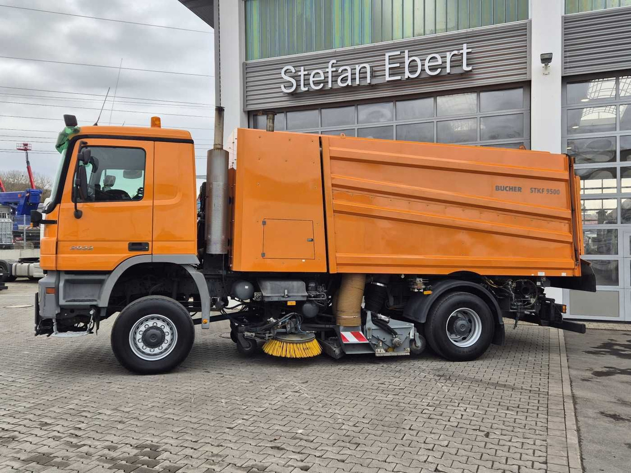 Mercedes-Benz Actros 2032 A 4x4 Bucher STKF 9500 Airport 30x - Zametací vůz: obrázek 5 Mercedes-Benz Actros 2032 A 4x4 Bucher STKF 9500 Airport 30x - Zametací vůz: obrázek 5