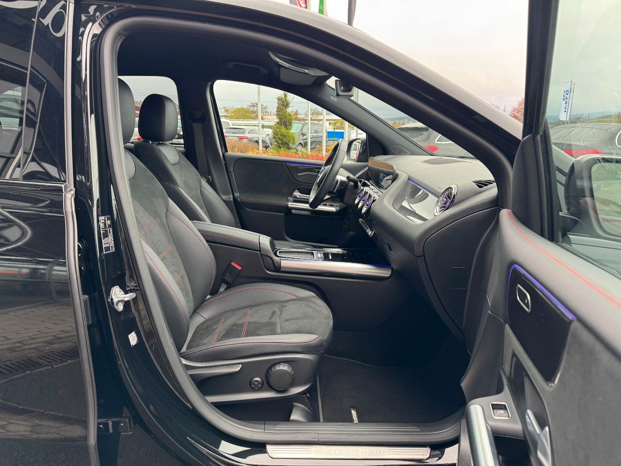 Mercedes-Benz B 200 AMG+AHK+Ambiente+RFK+MBUX+Night - Sedan: obrázek 4 Mercedes-Benz B 200 AMG+AHK+Ambiente+RFK+MBUX+Night - Sedan: obrázek 4