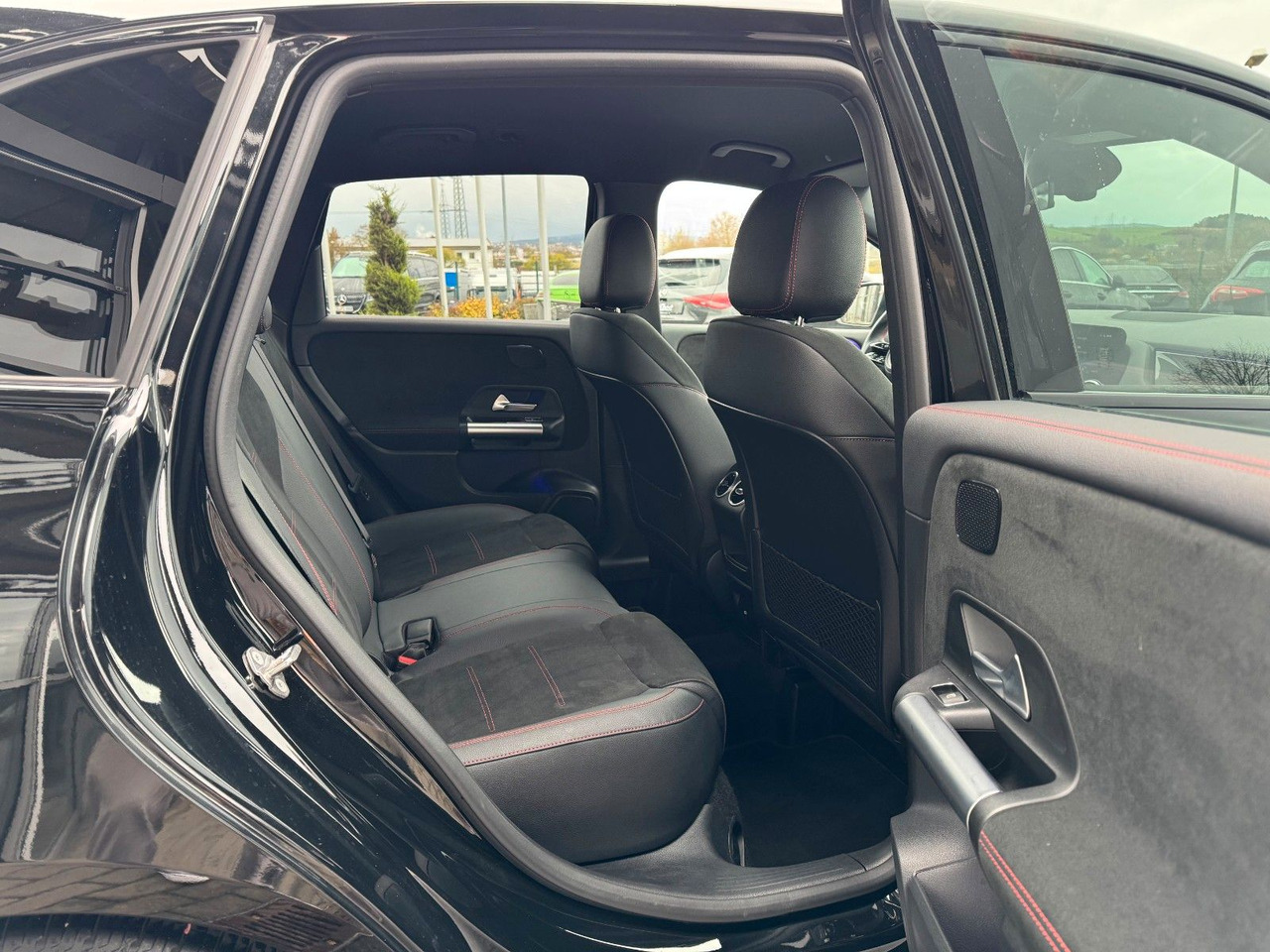 Mercedes-Benz B 200 AMG+AHK+Ambiente+RFK+MBUX+Night - Sedan: obrázek 5 Mercedes-Benz B 200 AMG+AHK+Ambiente+RFK+MBUX+Night - Sedan: obrázek 5