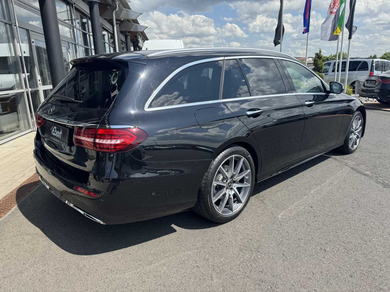Mercedes-Benz E 220d AMG+Pano+Burm+Distr+Memory+AHK+360 - Osobní auto: obrázek 4 Mercedes-Benz E 220d AMG+Pano+Burm+Distr+Memory+AHK+360 - Osobní auto: obrázek 4