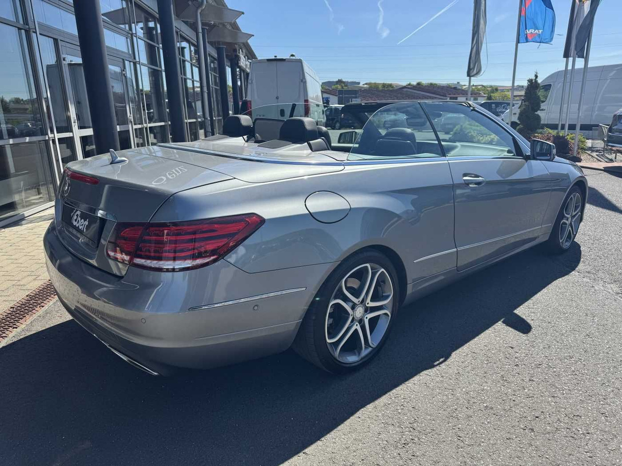 Mercedes-Benz E 300 Cabrio Sportpaket+Distr+Airscarf+SitzKlima - Osobní auto: obrázek 4 Mercedes-Benz E 300 Cabrio Sportpaket+Distr+Airscarf+SitzKlima - Osobní auto: obrázek 4