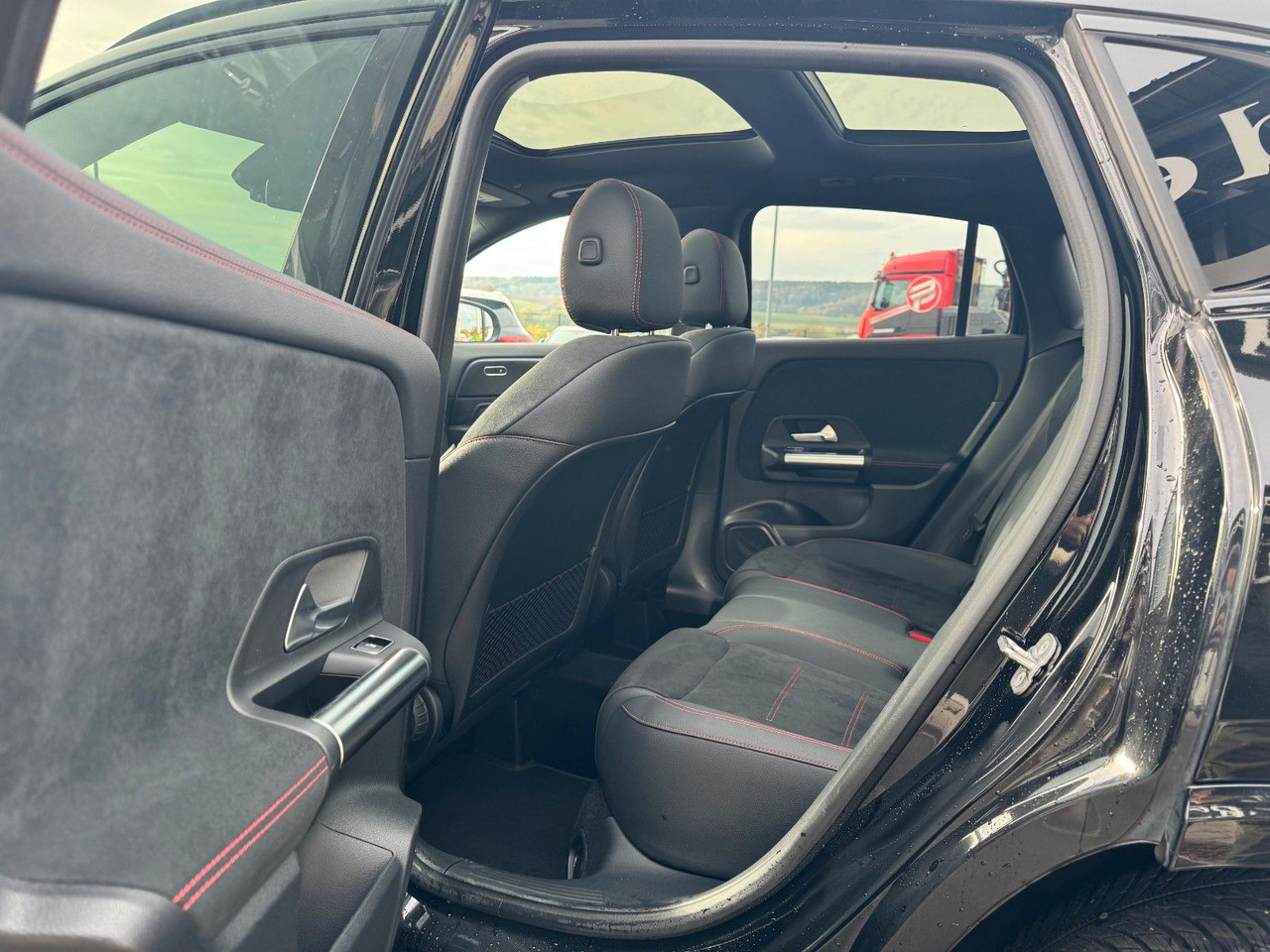 SUV Mercedes-Benz GLA 200 AMG+Pano+Distr+Ambiente+Multibeam+: obrázek 10