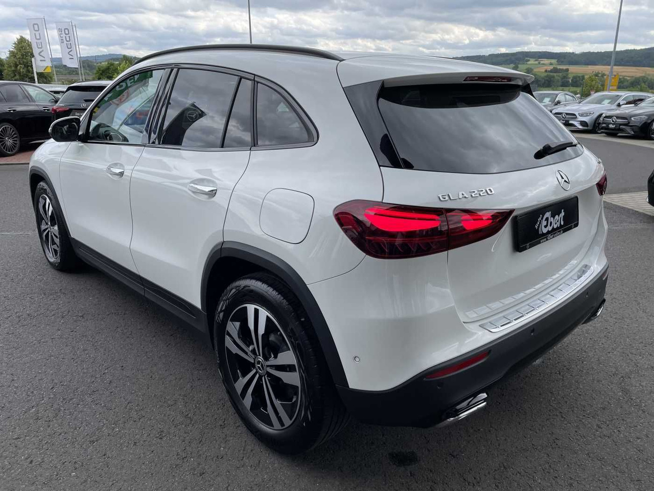 Mercedes-Benz GLA 220 4M 8G Progressive R-Kamera +Distr+Ambien - SUV: obrázek 3 Mercedes-Benz GLA 220 4M 8G Progressive R-Kamera +Distr+Ambien - SUV: obrázek 3
