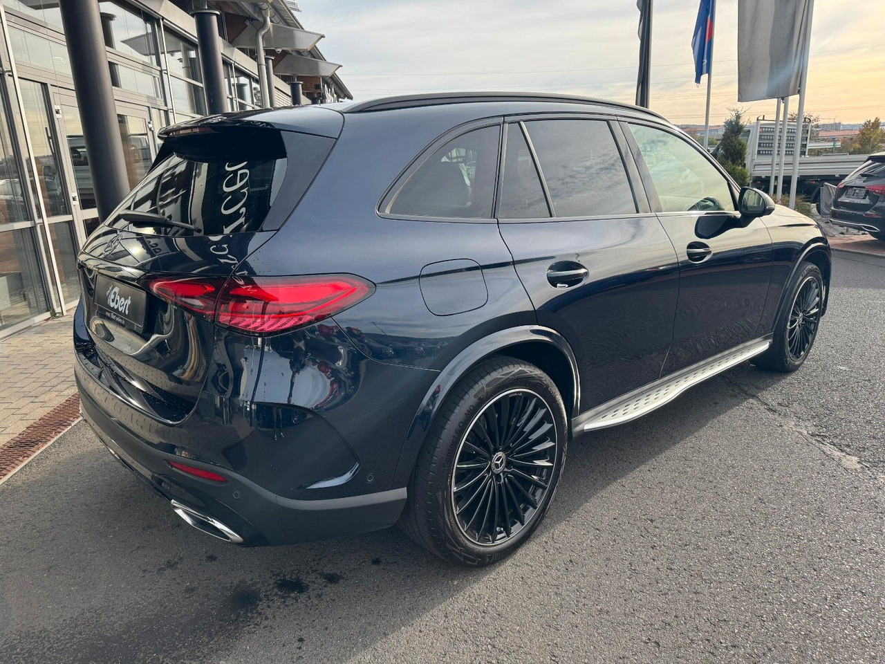 Mercedes-Benz GLC 300 4M+AMG+Pano+Burm+360+Memory - SUV: obrázek 4 Mercedes-Benz GLC 300 4M+AMG+Pano+Burm+360+Memory - SUV: obrázek 4