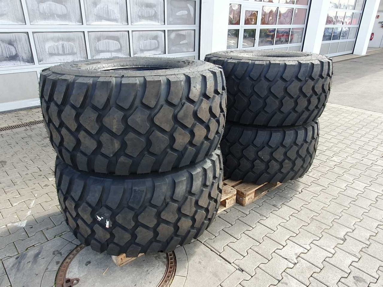 Mercedes-Benz Radlader Reifen mit Felge / NEU / lagernd - Kompletní kolo pro Zemědělská technika: obrázek 3 Mercedes-Benz Radlader Reifen mit Felge / NEU / lagernd - Kompletní kolo pro Zemědělská technika: obrázek 3