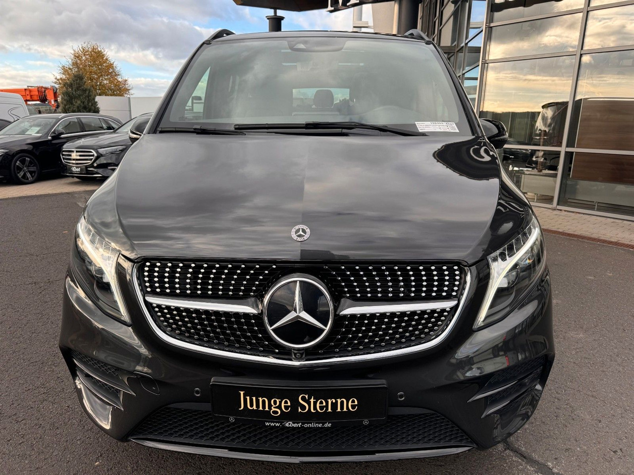 Mercedes-Benz V 300 d 4MATIC AVA ED AMG DISTR Stdh AHK2,5 PANO - Mikrobus: obrázek 2 Mercedes-Benz V 300 d 4MATIC AVA ED AMG DISTR Stdh AHK2,5 PANO - Mikrobus: obrázek 2
