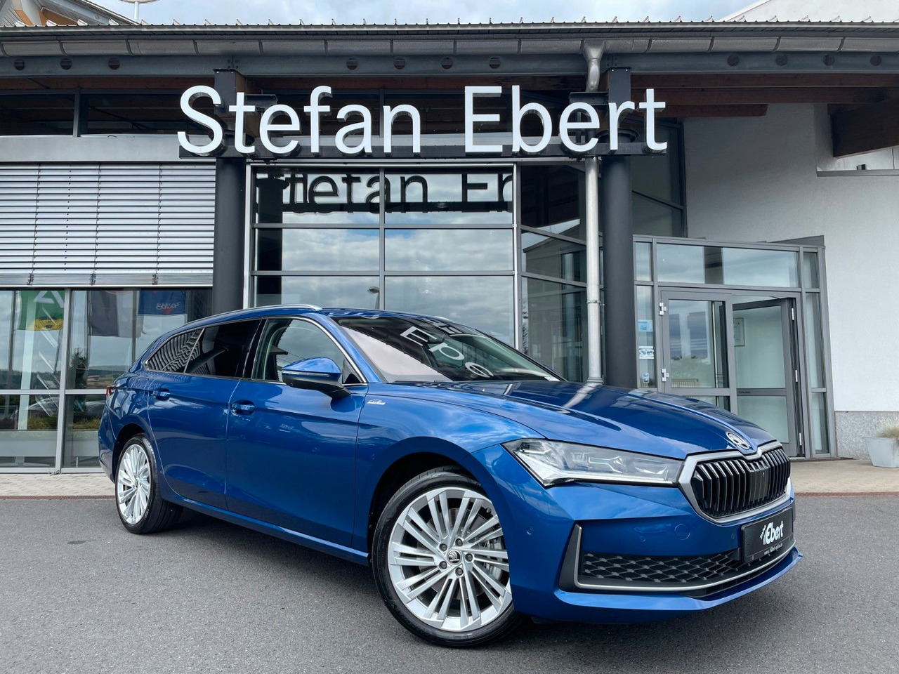 Skoda Superb Combi 2.0 TDI 4x4 L&K HUD+360°+AHK+Pano - Osobní auto: obrázek 1 Skoda Superb Combi 2.0 TDI 4x4 L&K HUD+360°+AHK+Pano - Osobní auto: obrázek 1