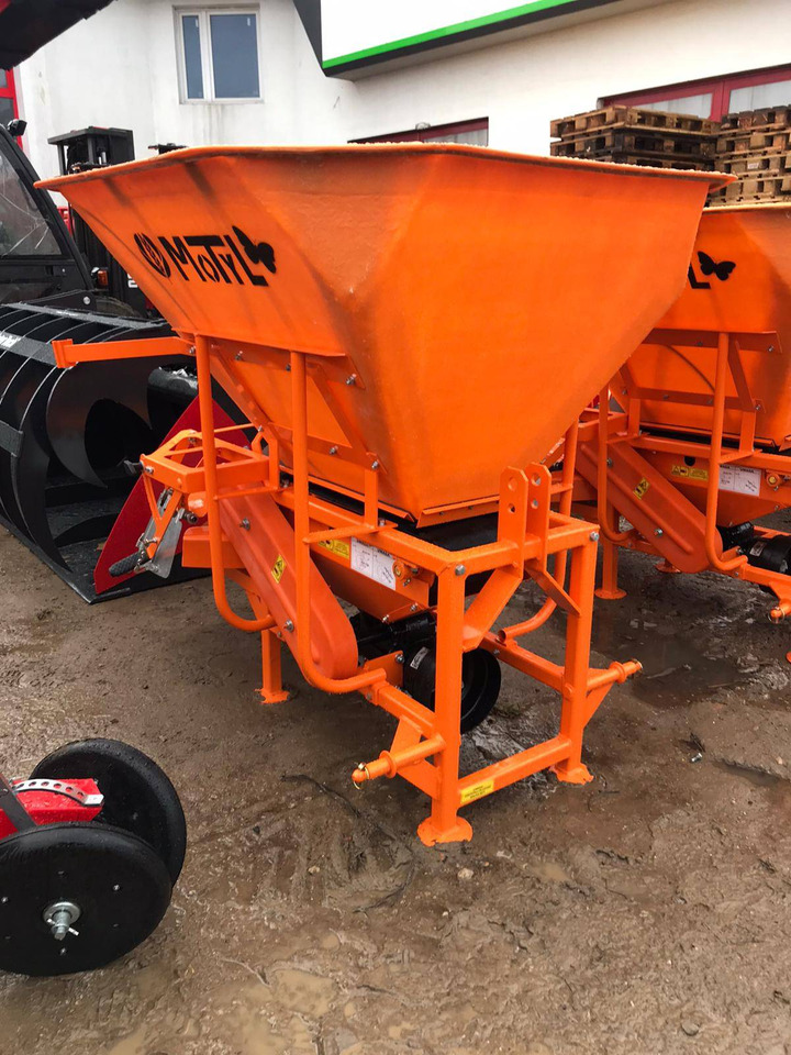 POM Augustów salt and sand spreader with communal attachment Motyl N 31M/1 - Sypač písku/ Soli: obrázek 4 POM Augustów salt and sand spreader with communal attachment Motyl N 31M/1 - Sypač písku/ Soli: obrázek 4