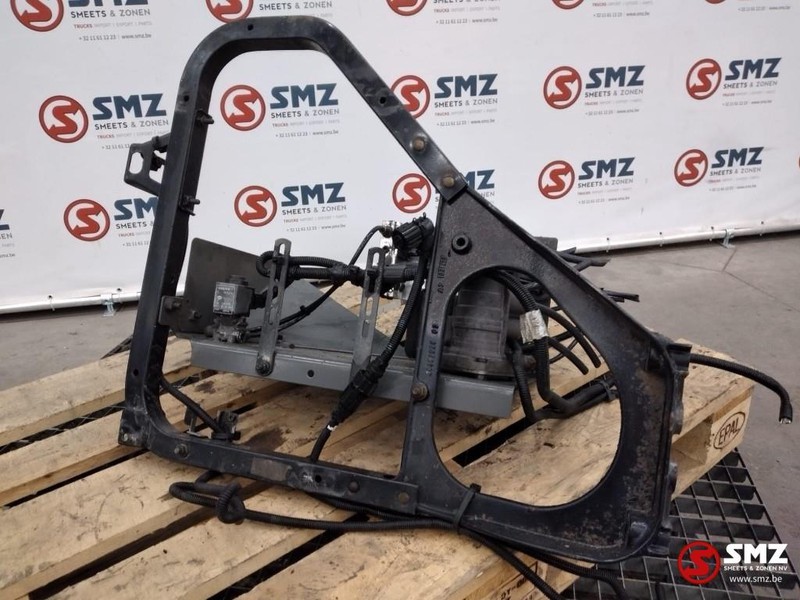 Volvo Occ Spatbordsteun met ventielen Volvo FH12 - Křídlo pro Nákladní auto: obrázek 1 Volvo Occ Spatbordsteun met ventielen Volvo FH12 - Křídlo pro Nákladní auto: obrázek 1