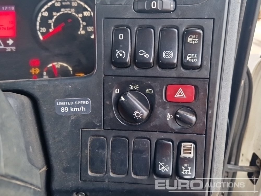 Nákladní automobil valníkový/ Plošinový pro dopravu těžké techniky 2010 Scania P320: obrázek 35