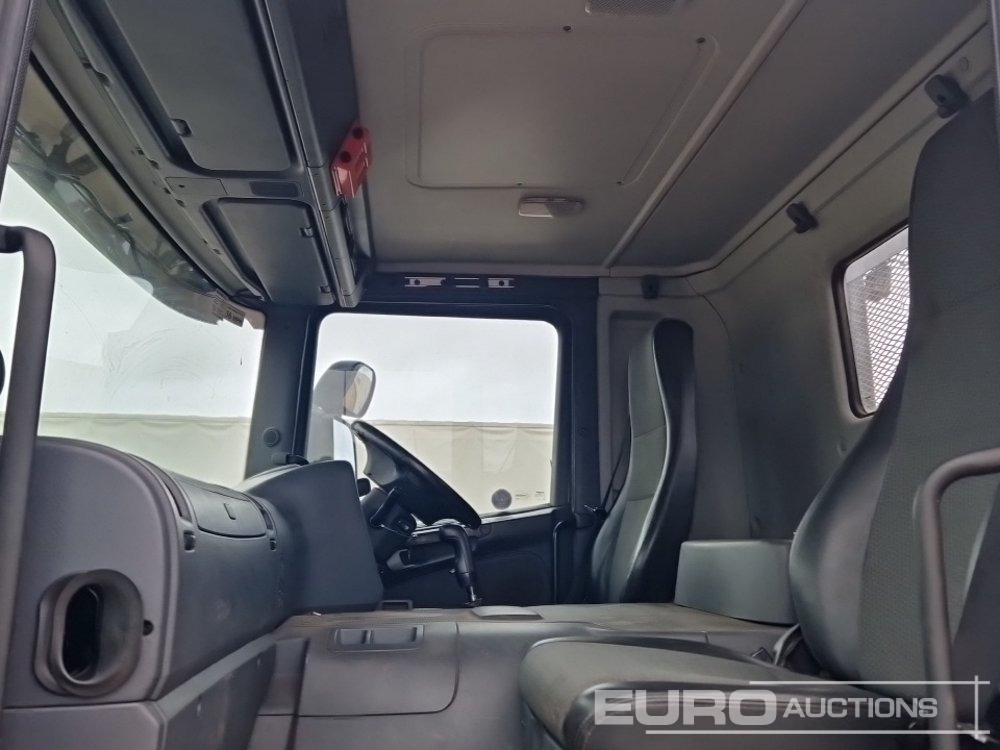 Nákladní automobil valníkový/ Plošinový pro dopravu těžké techniky 2010 Scania P320: obrázek 26