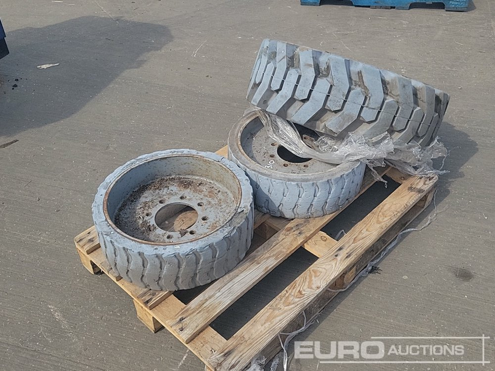 22x7x17 Non marking Tyre & Rim (2 of), 32x12-20 Tyre & Rim - Pneumatiky: obrázek 1 22x7x17 Non marking Tyre & Rim (2 of), 32x12-20 Tyre & Rim - Pneumatiky: obrázek 1