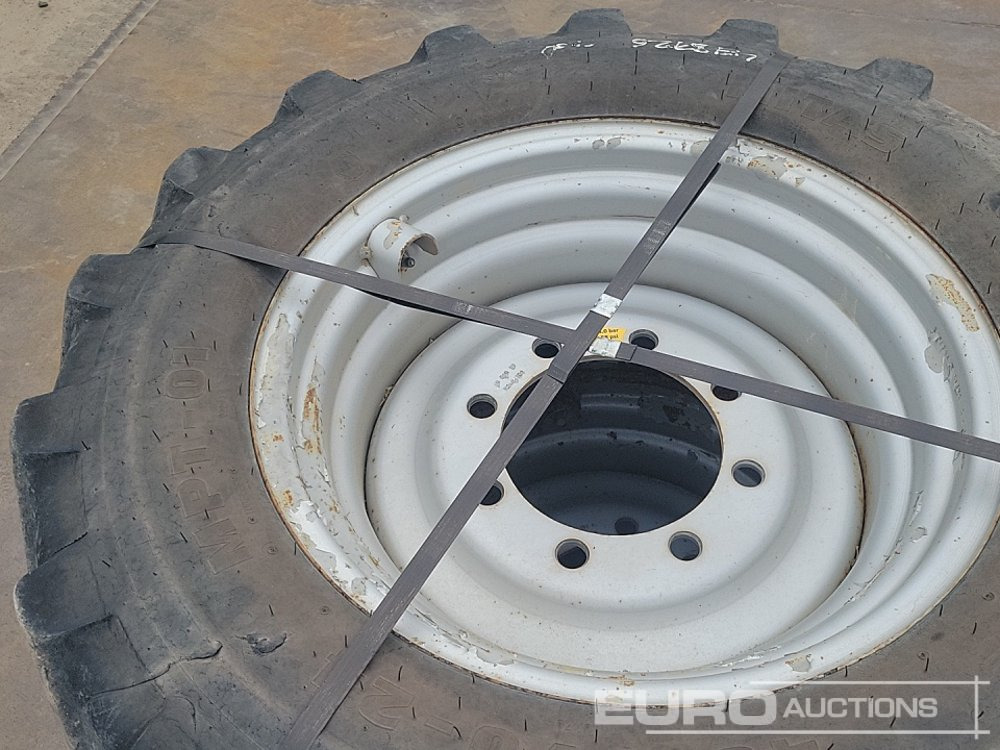 405/70-24 Tyre & Rim (4 of) - Pneumatiky: obrázek 5 405/70-24 Tyre & Rim (4 of) - Pneumatiky: obrázek 5