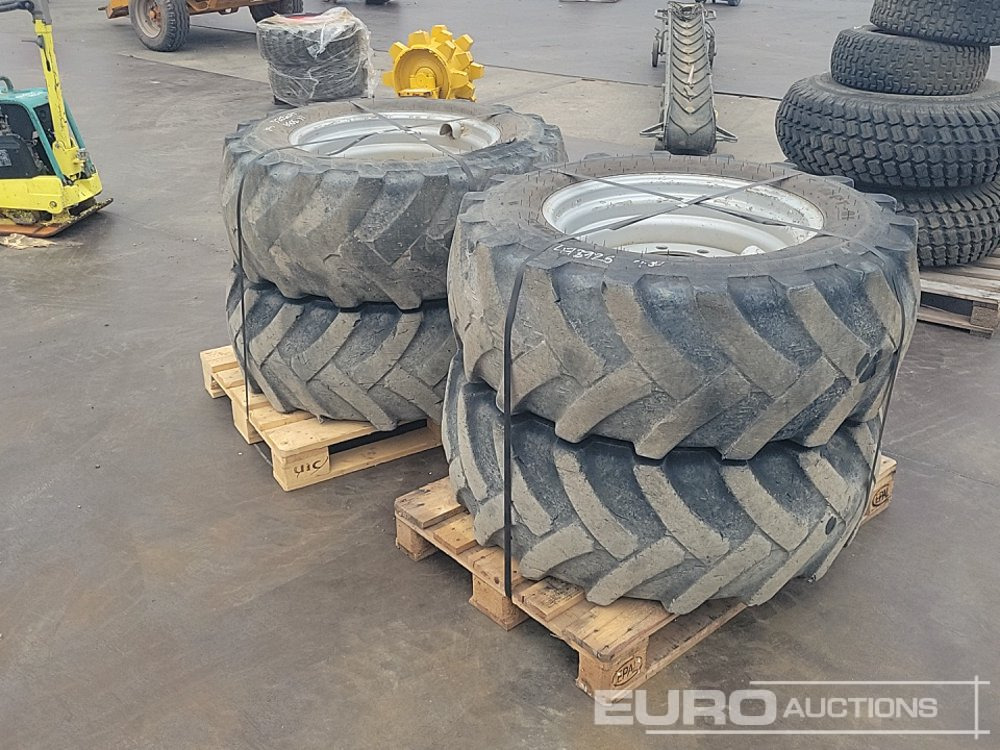405/70-24 Tyre & Rim (4 of) - Pneumatiky: obrázek 2 405/70-24 Tyre & Rim (4 of) - Pneumatiky: obrázek 2