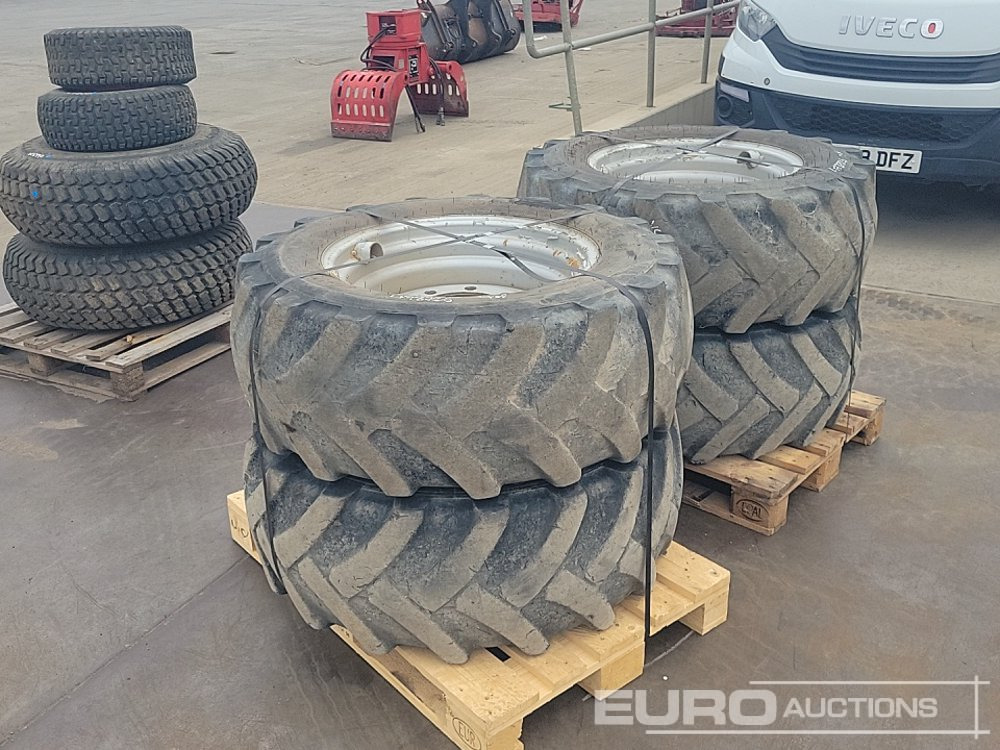 405/70-24 Tyre & Rim (4 of) - Pneumatiky: obrázek 1 405/70-24 Tyre & Rim (4 of) - Pneumatiky: obrázek 1