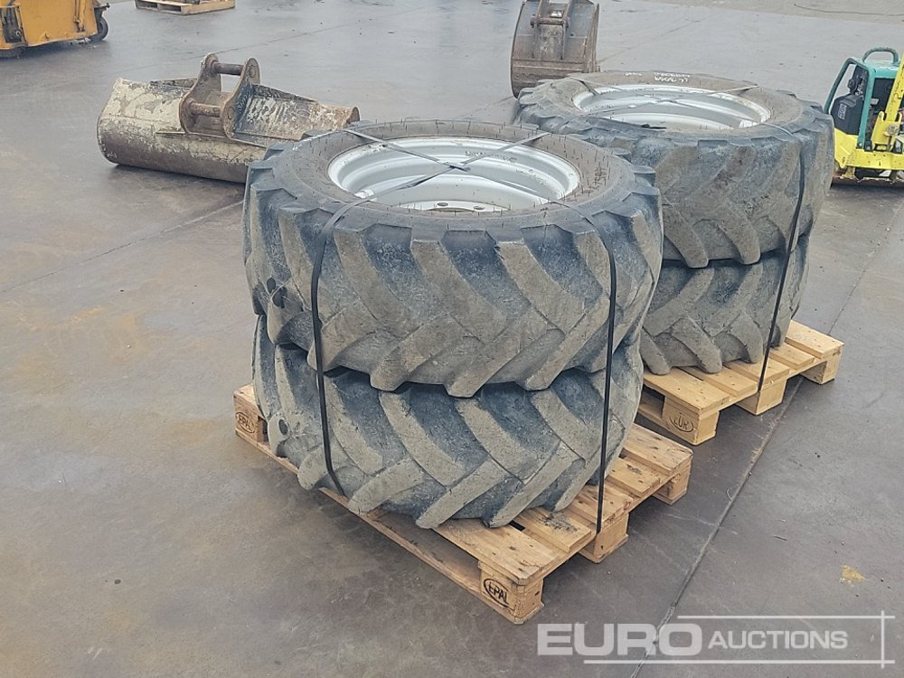 405/70-24 Tyre & Rim (4 of) - Pneumatiky: obrázek 3 405/70-24 Tyre & Rim (4 of) - Pneumatiky: obrázek 3