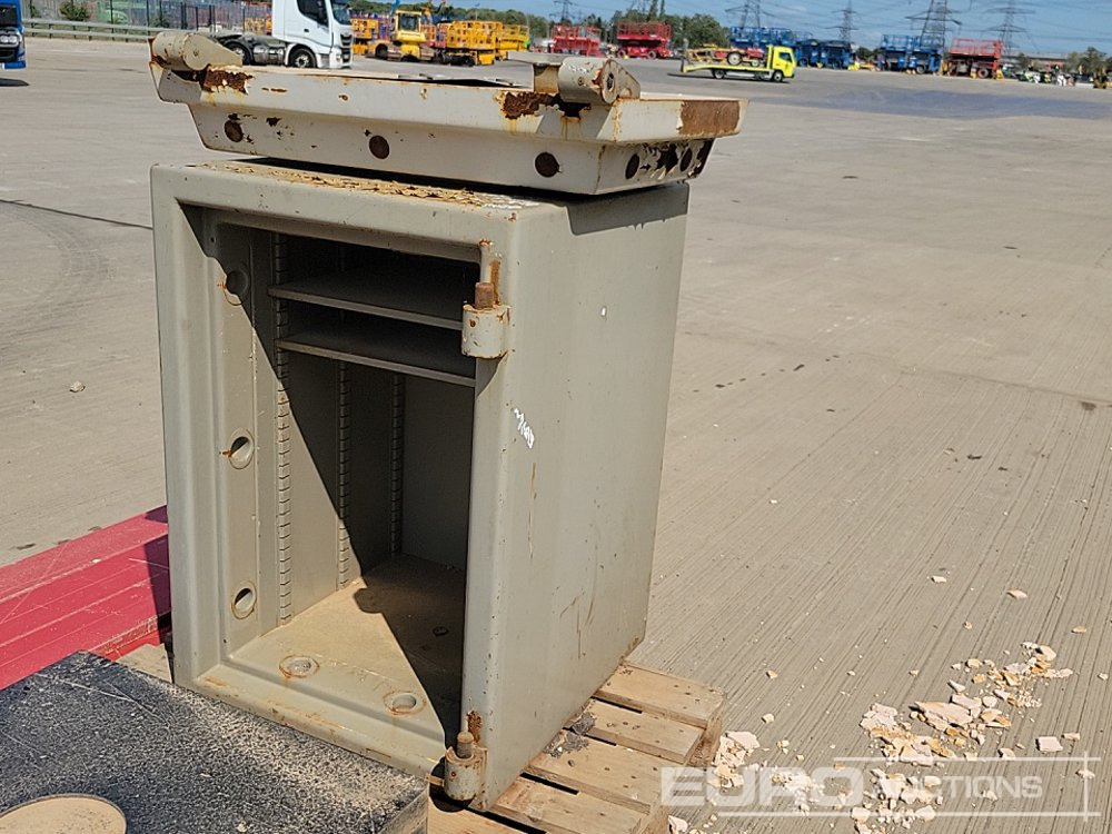 Stavební zařízení Aluminium Dropside Side Panels (2 of), Hiab Outrigger Feet (3 of), Chubb Key Safe: obrázek 18