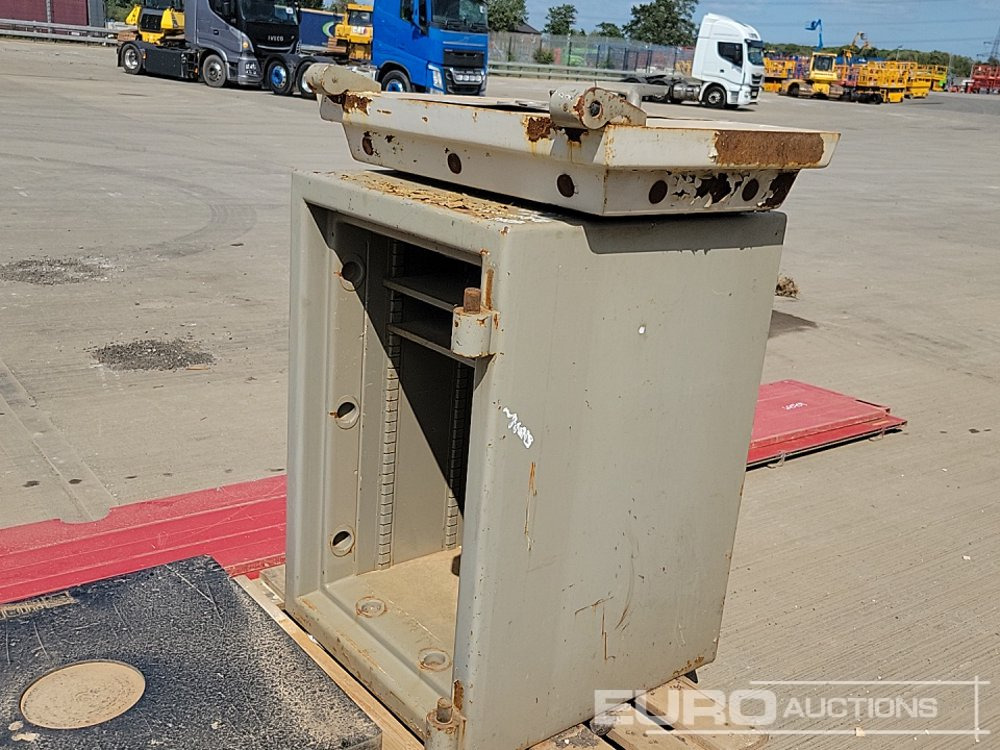 Stavební zařízení Aluminium Dropside Side Panels (2 of), Hiab Outrigger Feet (3 of), Chubb Key Safe: obrázek 25