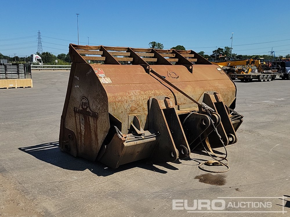 BAC 116" Hydraulic Hi Tip Loading Bucket to suit Loader - Lžíce: obrázek 3 BAC 116" Hydraulic Hi Tip Loading Bucket to suit Loader - Lžíce: obrázek 3