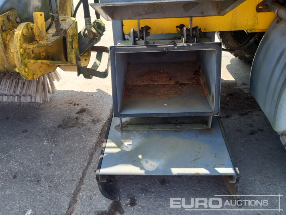 Sněhová fréza Bucher Schorling P21 Single Axle Runway Sweeper, Snow Clearing Brush, Snow Blower, Dryer: obrázek 32