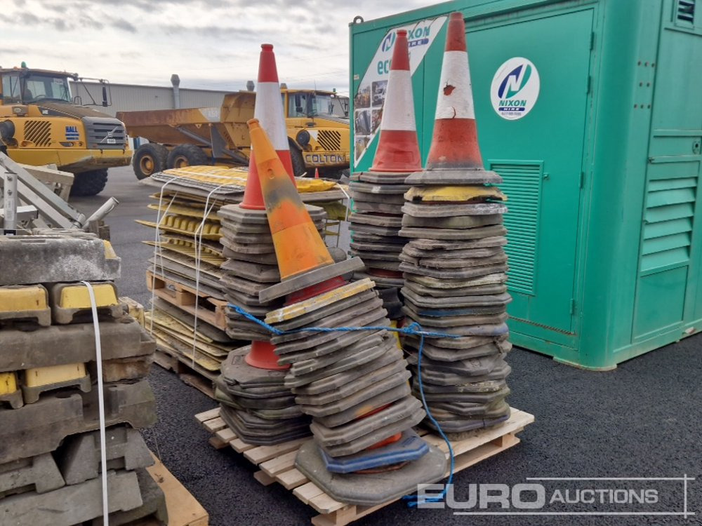 Bundle of Plastic Road Plates (1 of), Pallet of Road Cones (1 of) - Stavební zařízení: obrázek 4 Bundle of Plastic Road Plates (1 of), Pallet of Road Cones (1 of) - Stavební zařízení: obrázek 4