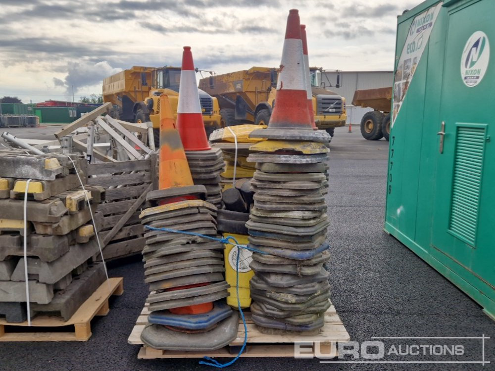 Bundle of Plastic Road Plates (1 of), Pallet of Road Cones (1 of) - Stavební zařízení: obrázek 5 Bundle of Plastic Road Plates (1 of), Pallet of Road Cones (1 of) - Stavební zařízení: obrázek 5