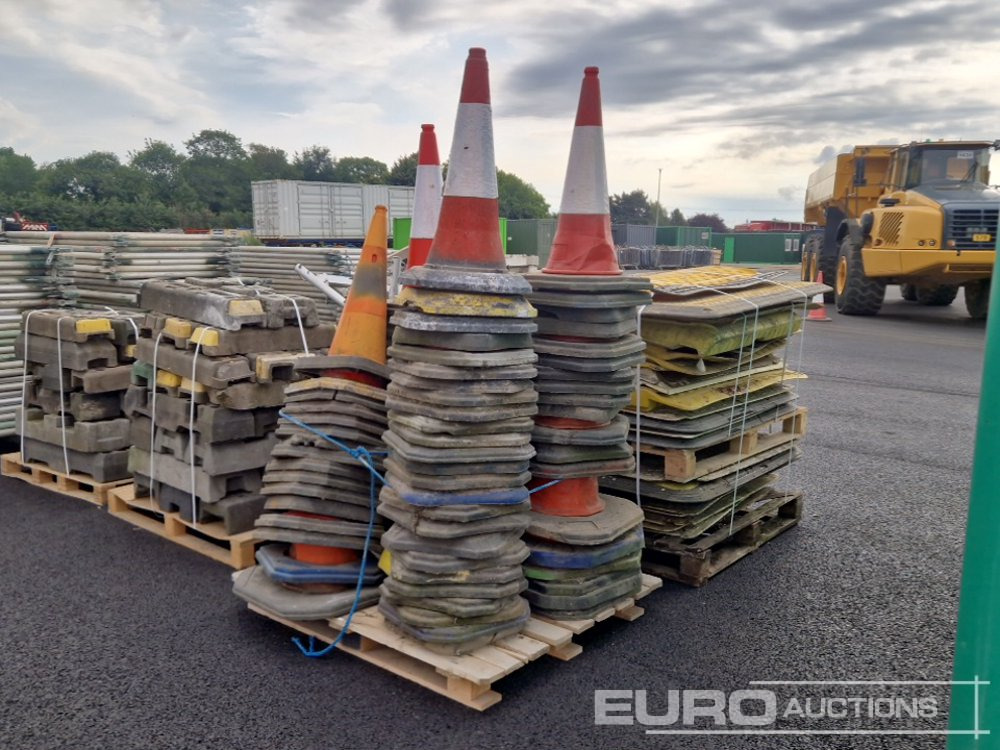 Bundle of Plastic Road Plates (1 of), Pallet of Road Cones (1 of) - Stavební zařízení: obrázek 1 Bundle of Plastic Road Plates (1 of), Pallet of Road Cones (1 of) - Stavební zařízení: obrázek 1
