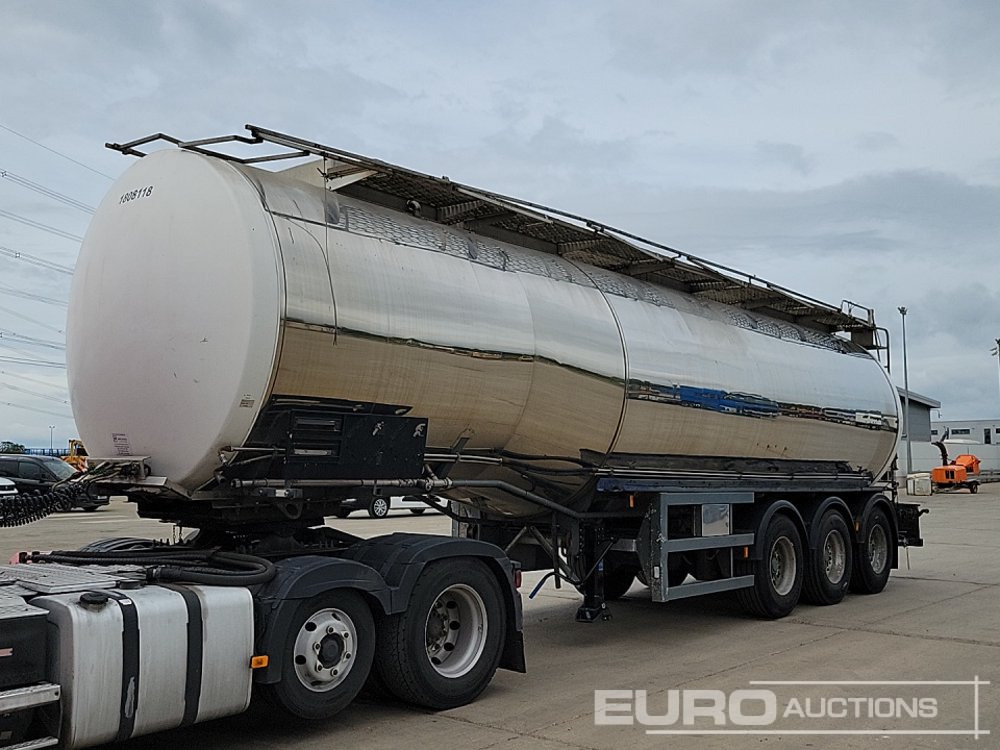 Fruehauf Tri Axle Tanker Trailer - Cisternový návěs: obrázek 1 Fruehauf Tri Axle Tanker Trailer - Cisternový návěs: obrázek 1