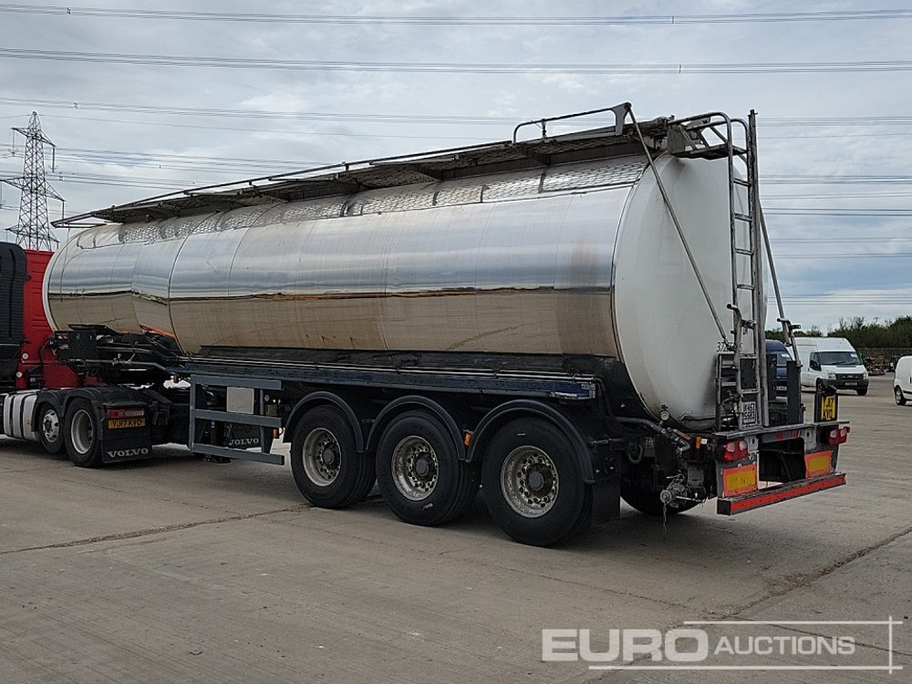 Fruehauf Tri Axle Tanker Trailer - Cisternový návěs: obrázek 3 Fruehauf Tri Axle Tanker Trailer - Cisternový návěs: obrázek 3