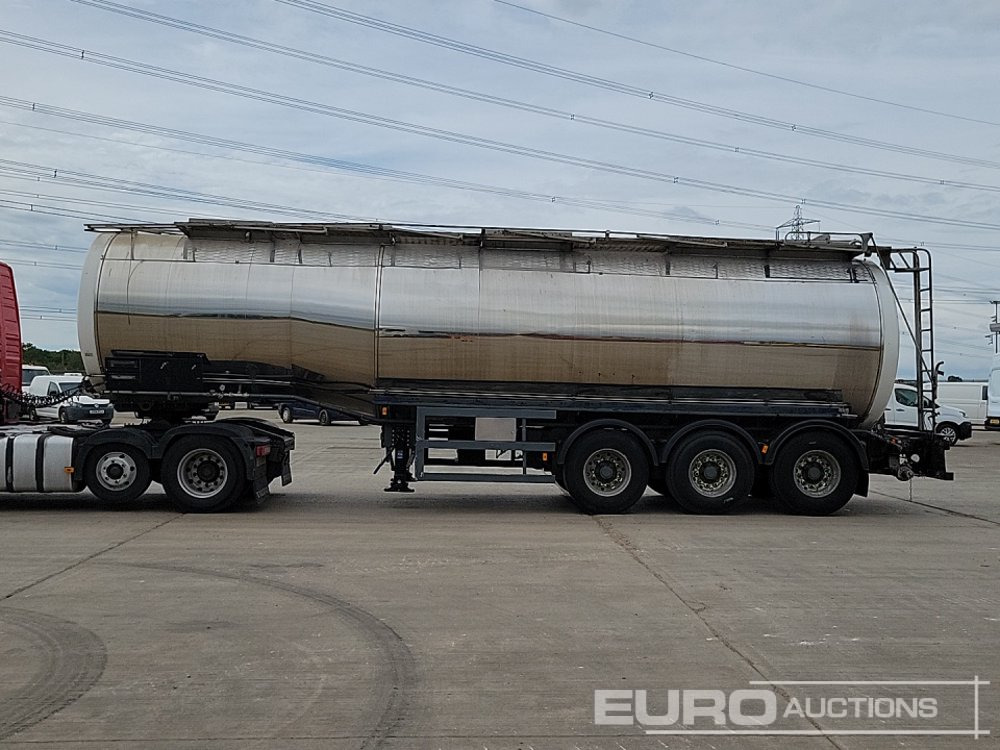 Fruehauf Tri Axle Tanker Trailer - Cisternový návěs: obrázek 2 Fruehauf Tri Axle Tanker Trailer - Cisternový návěs: obrázek 2
