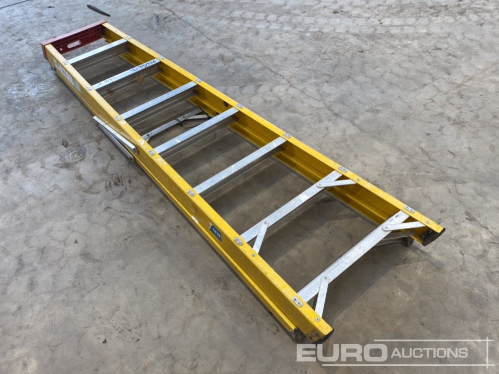 Lyte 8 Tread Fibreglass Step Ladder - Stavební zařízení: obrázek 2 Lyte 8 Tread Fibreglass Step Ladder - Stavební zařízení: obrázek 2