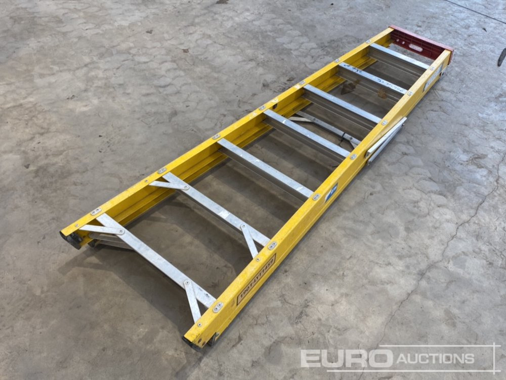Lyte 8 Tread Fibreglass Step Ladder - Stavební zařízení: obrázek 3 Lyte 8 Tread Fibreglass Step Ladder - Stavební zařízení: obrázek 3