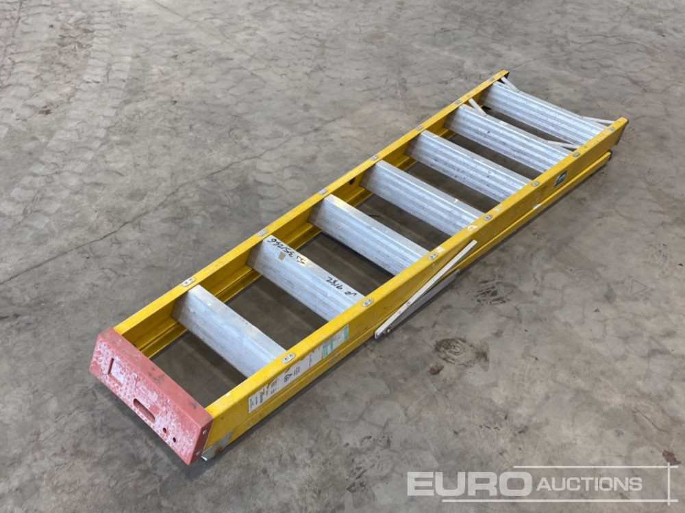 Lyte 8 Tread Fibreglass Step Ladder - Stavební zařízení: obrázek 1 Lyte 8 Tread Fibreglass Step Ladder - Stavební zařízení: obrázek 1