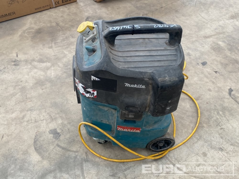 Makita 447M 110 Volt Dust Extractor - Stavební zařízení: obrázek 5 Makita 447M 110 Volt Dust Extractor - Stavební zařízení: obrázek 5