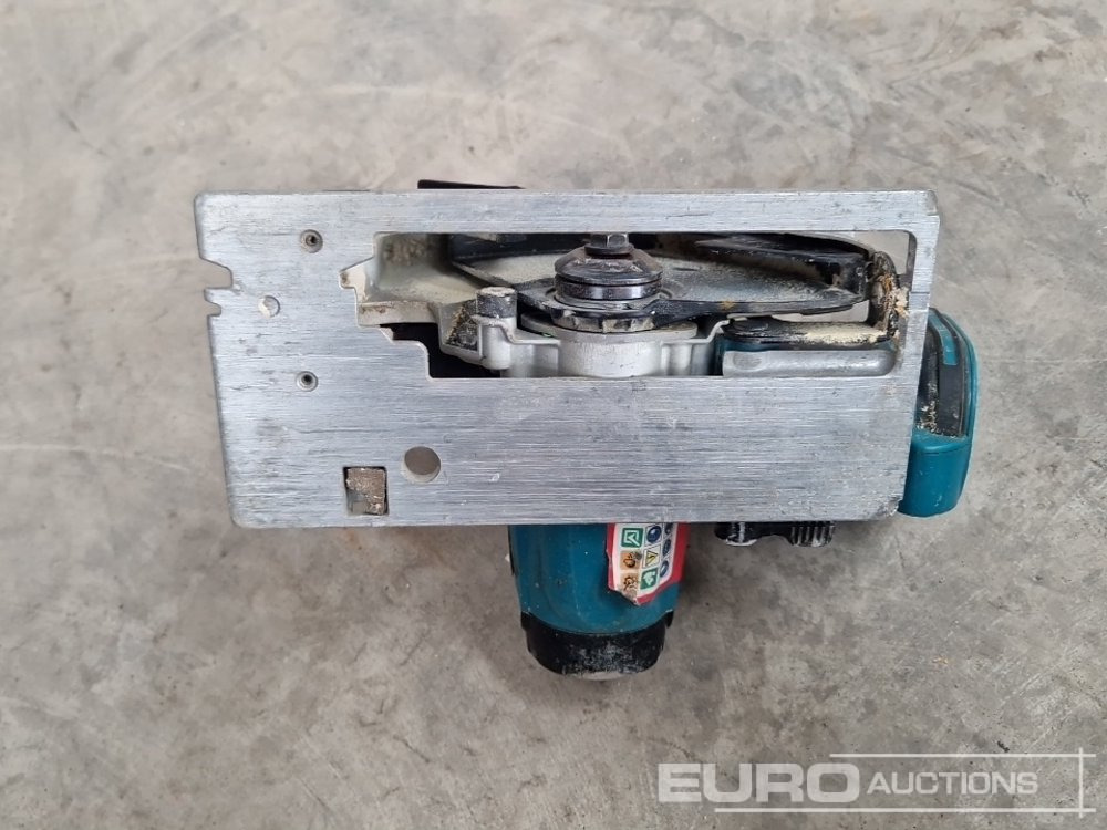 Makita BSS610 18 Volt Cordless Circular Saw (Body & Case Only) - Stavební zařízení: obrázek 5 Makita BSS610 18 Volt Cordless Circular Saw (Body & Case Only) - Stavební zařízení: obrázek 5