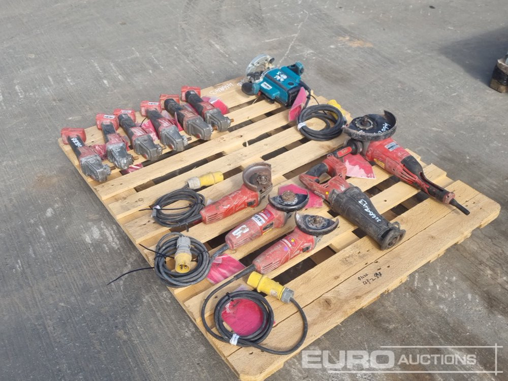 Milwaukee 110Volt Grinder (4 of), Battery Grinder (6 of), Battery Reciprocating Saw, Makita 110Volt Plunge Router - Stavební zařízení: obrázek 2 Milwaukee 110Volt Grinder (4 of), Battery Grinder (6 of), Battery Reciprocating Saw, Makita 110Volt Plunge Router - Stavební zařízení: obrázek 2