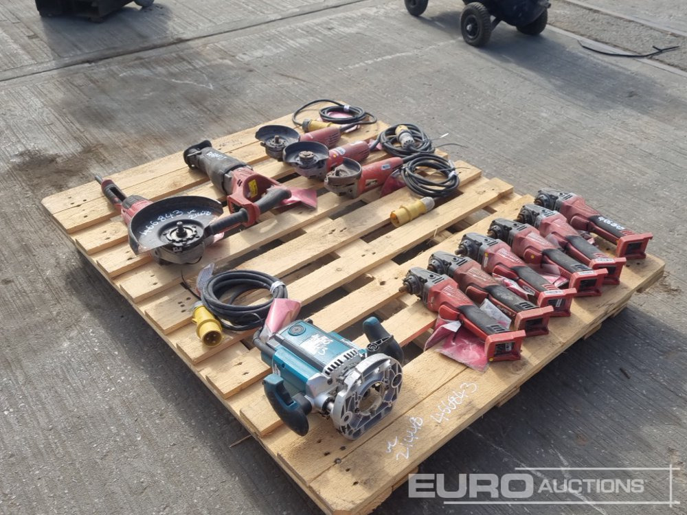 Milwaukee 110Volt Grinder (4 of), Battery Grinder (6 of), Battery Reciprocating Saw, Makita 110Volt Plunge Router - Stavební zařízení: obrázek 4 Milwaukee 110Volt Grinder (4 of), Battery Grinder (6 of), Battery Reciprocating Saw, Makita 110Volt Plunge Router - Stavební zařízení: obrázek 4