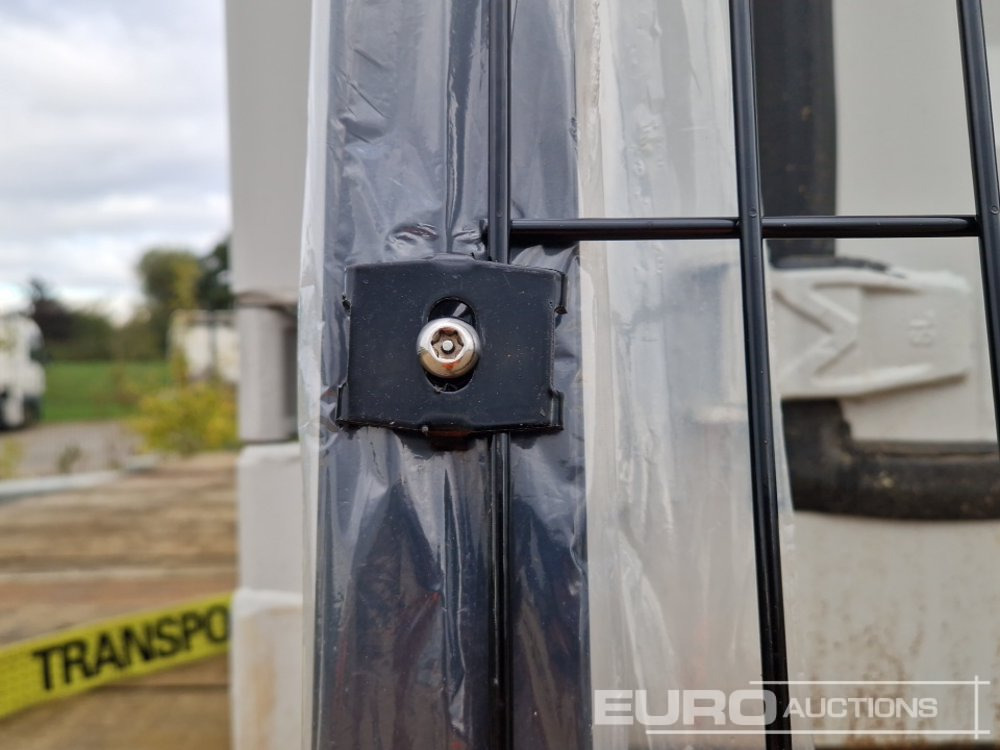 Stavební zařízení Unused Galvanised & Powder Coated Heavy Duty (5mm) Wire Mesh Fencing, 25 x H2.4m x W2.2m Panels, 26 x 60mm x 60mm x3m Posts, with Fittings (Black): obrázek 23