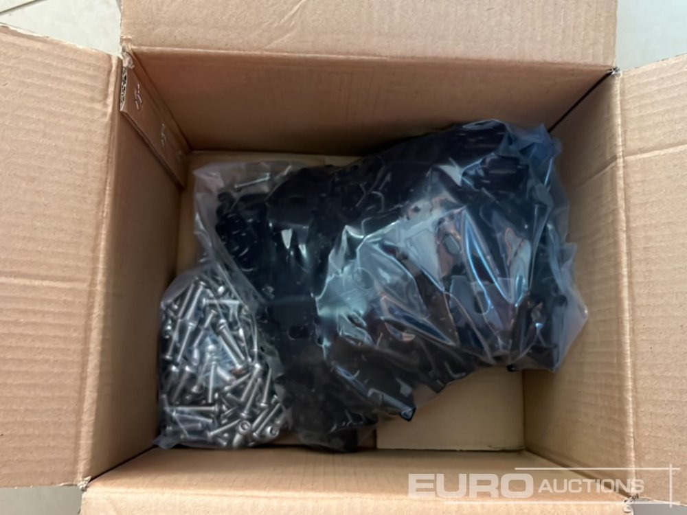 Stavební zařízení Unused Galvanised & Powder Coated Heavy Duty (5mm) Wire Mesh Fencing, 25 x H2.4m x W2.2m Panels, 26 x 60mm x 60mm x3m Posts, with Fittings (Black): obrázek 24