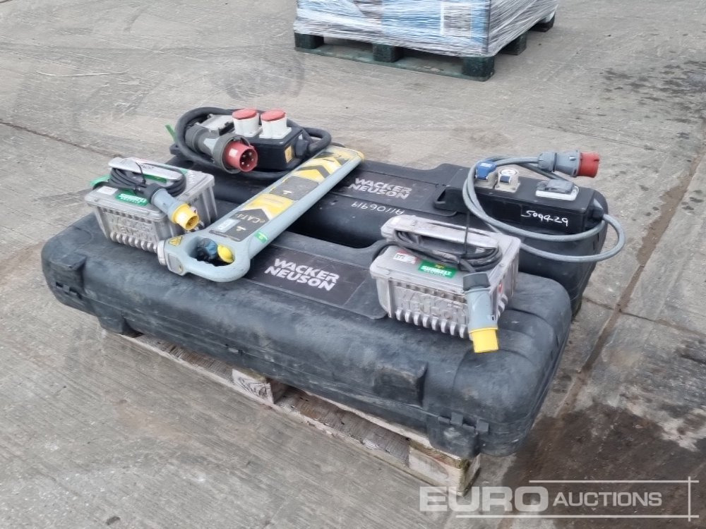 Wacker Neuson Balloon Light & Ballast Battery (2 of), 415 Volt Distribution Cable (2 of), C.A.T 4+ Radio Detector - Stavební zařízení: obrázek 1 Wacker Neuson Balloon Light & Ballast Battery (2 of), 415 Volt Distribution Cable (2 of), C.A.T 4+ Radio Detector - Stavební zařízení: obrázek 1