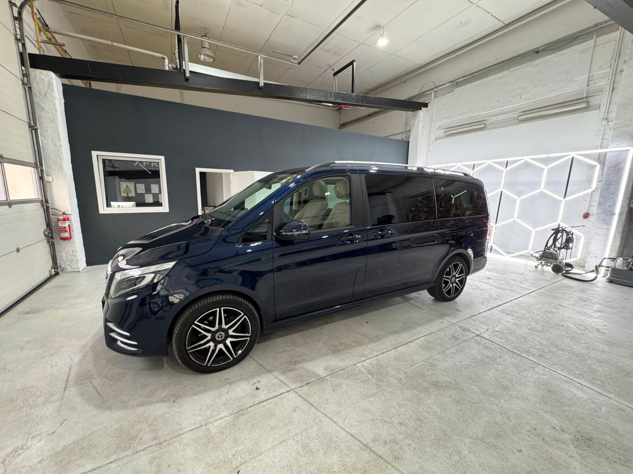 Mercedes-Benz V 300/AMG/EXCLUSIVE/LANG/4MATIC/STDHZG - Mikrobus: obrázek 3 Mercedes-Benz V 300/AMG/EXCLUSIVE/LANG/4MATIC/STDHZG - Mikrobus: obrázek 3