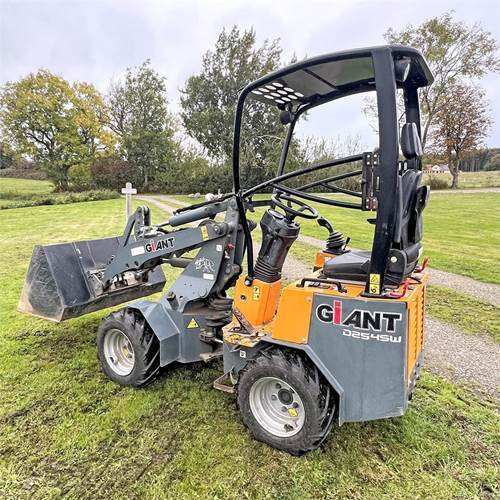 Giant D254SW - Smykový nakladač: obrázek 3 Giant D254SW - Smykový nakladač: obrázek 3